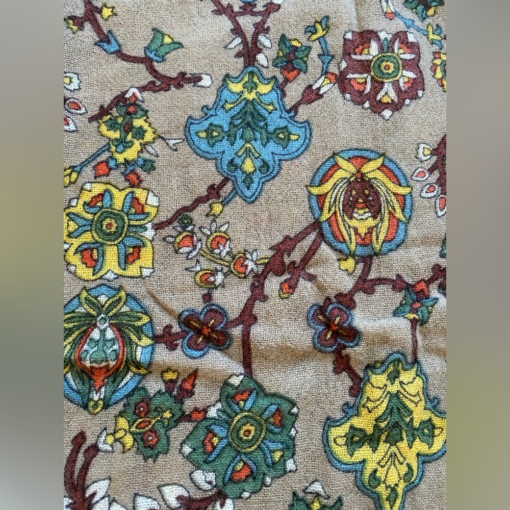 100% Wool Floral Patterned Scarf Wrap  42" x 78" - Picture 4 of 6